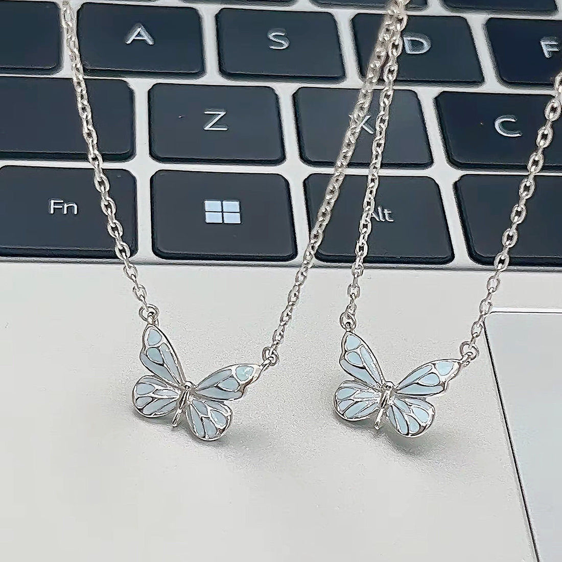 Fashion Blue Luminous Butterfly Necklace & Bracelet Set | Glow-in-the-Dark Choker & Clavicle Chain Jewelry for Women | Party & Gift Set